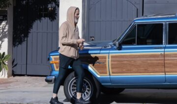 Chris Pine pe străzile din Los Angeles în timp ce se îndreaptă spre mașina personală