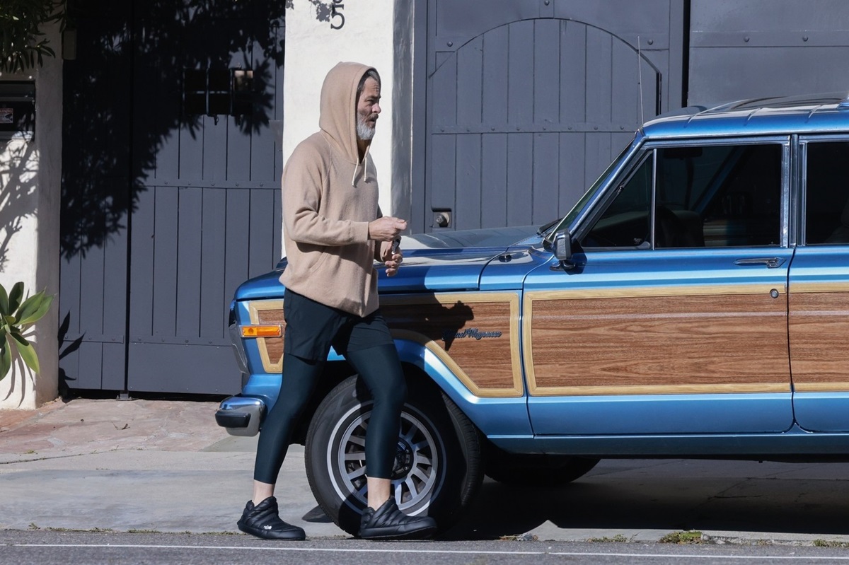 Chris Pine pe străzile din Los Angeles în timp ce se îndreaptă spre mașina personală