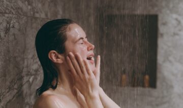 O femeie care face duș cu apă rece