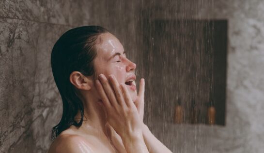 De ce e bine să faci duș cu apă rece: beneficii pentru corp și starea de spirit