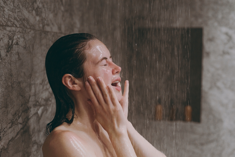 O femeie care face duș cu apă rece