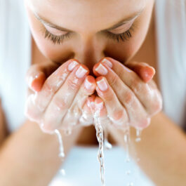 O femeie care se spală pe față