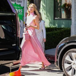 Elsa Hosk, într-o rochie roz pudră, pe stradă