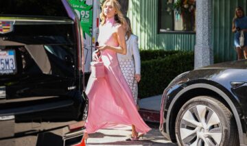 Elsa Hosk, într-o rochie roz pudră, pe stradă