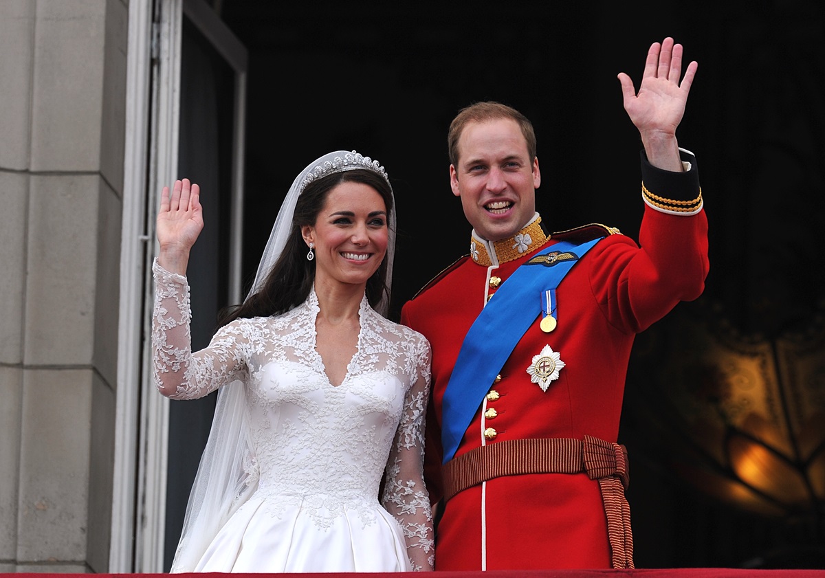 Kate Middleton și Prințul William în timp ce fac cu mâna fanilor după nunta regala