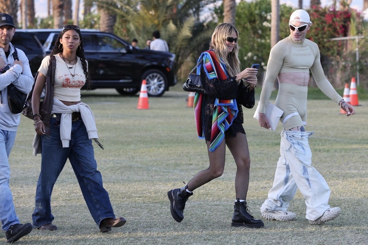 Heidi Klum alături de un bărbat îmbrăcat sumar la Coachella 2024