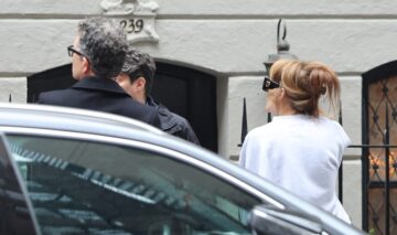 Jennifer Lopez în timp ce stă de vorbă cu mai mulți agenți imobiliari