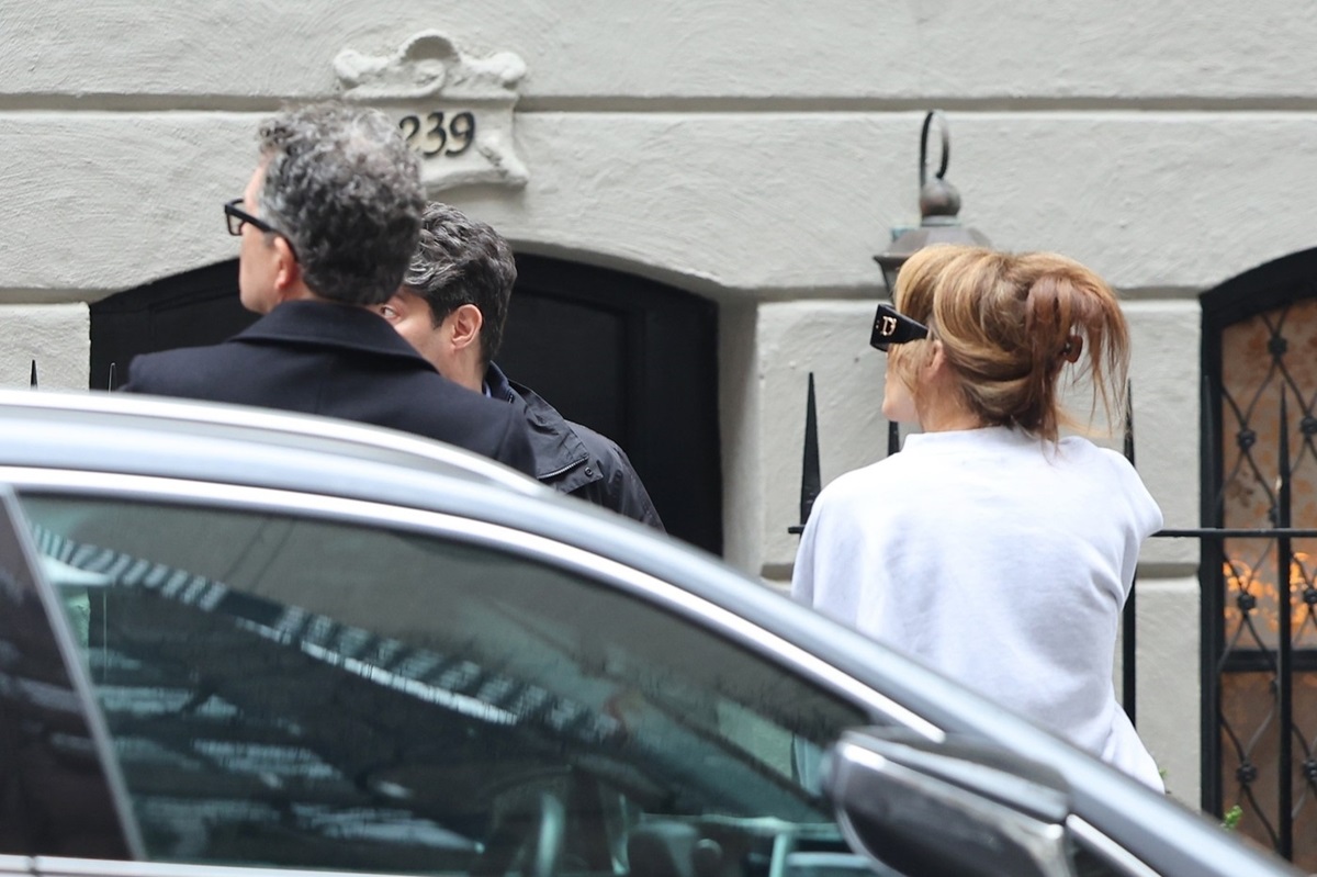 Jennifer Lopez în timp ce stă de vorbă cu mai mulți agenți imobiliari