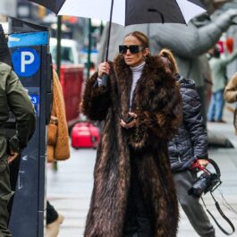Jennifer Lopez în timp ce se plimbă prin ploaie cu haina ei de blană