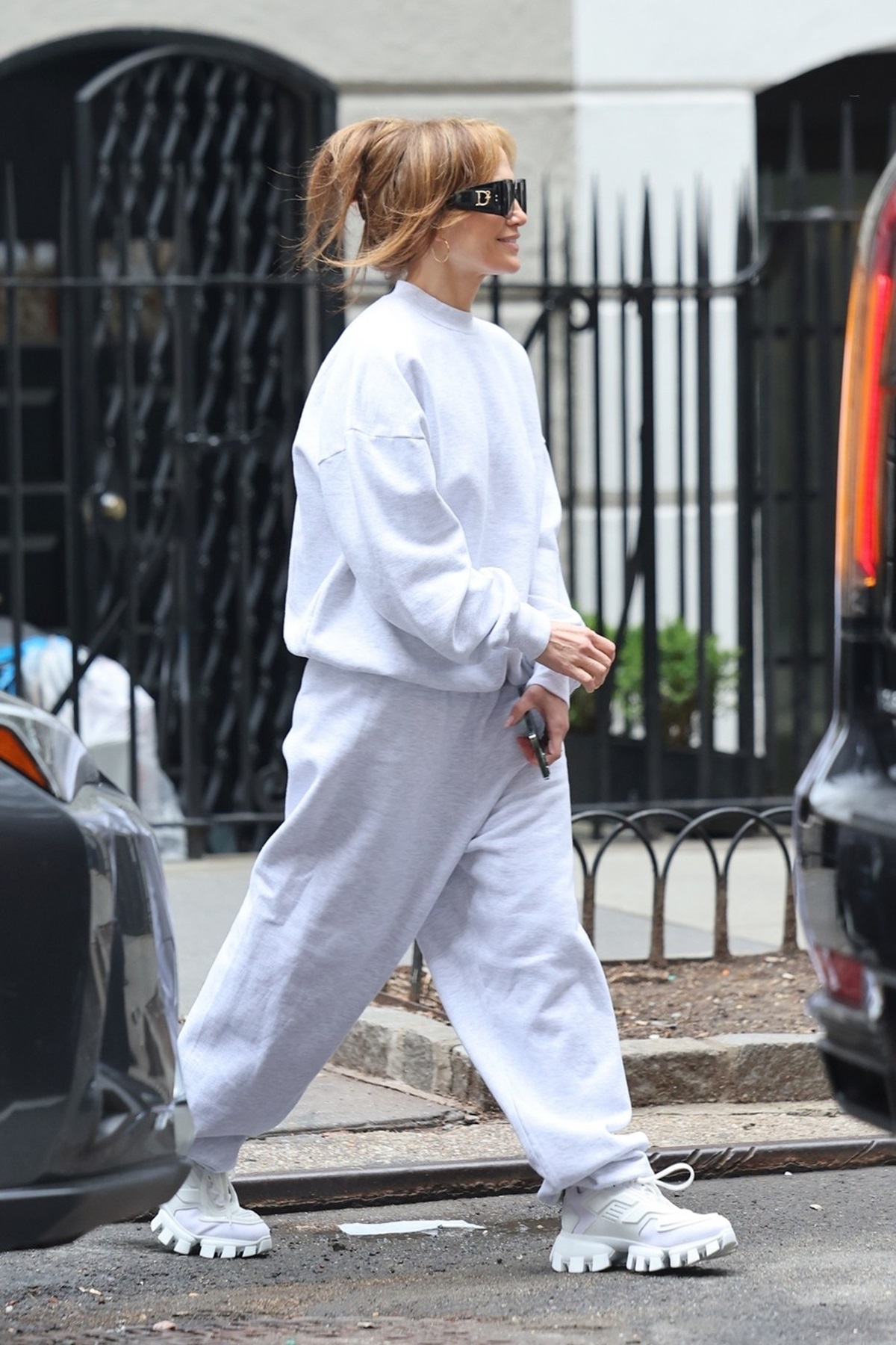 Jennifer Lopez într-un trening gri pe străzile din New York
