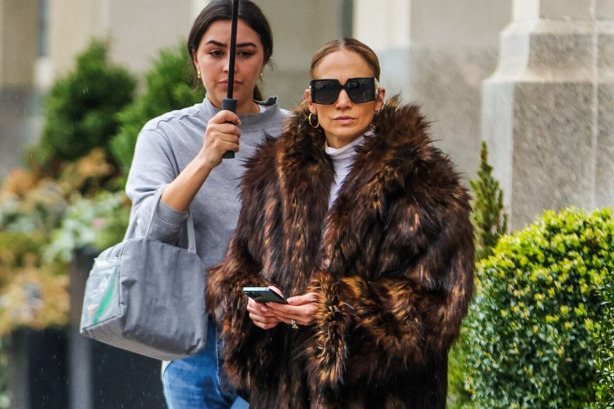 Jennifer Lopez într-o haină de blană în timp ce se plimbă pe străzile din New York, în timp ce asistenta ei îi ține deasupra capului o umbrelă