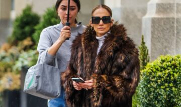 Jennifer Lopez și-a udat haina de blană în timpul unei plimbări. Cântăreața a fost surprinsă pe străzile din New York
