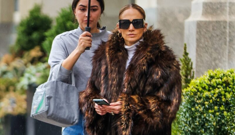 Jennifer Lopez și-a udat haina de blană în timpul unei plimbări. Cântăreața a fost surprinsă pe străzile din New York
