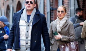 Jennifer Lopez și Ben Affleck în timp ce se plimbă ținându-se de mână pe străzile din New York