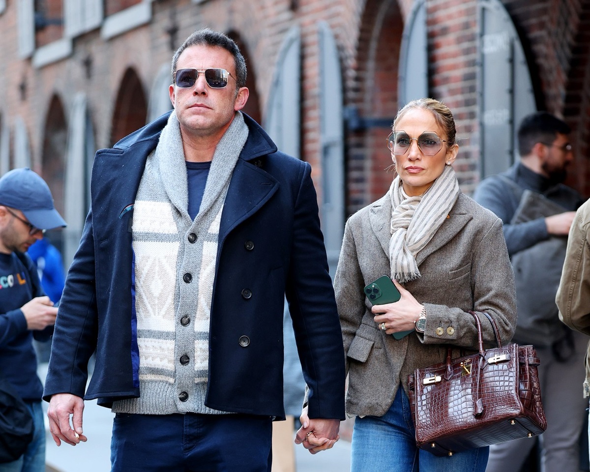 Jennifer Lopez și Ben Affleck în timp ce se plimbă ținându-se de mână pe străzile din New York
