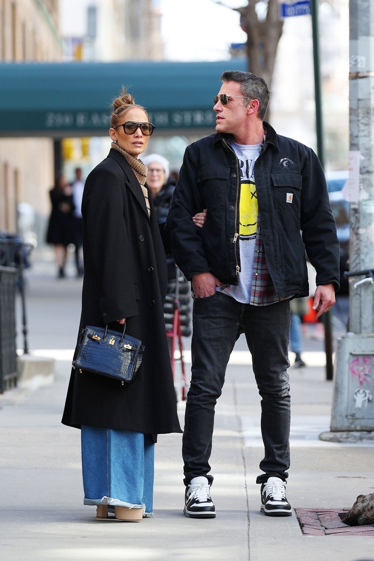 Ben Affleck și Jennifer Lopez în ținute casual în timp ce se află pe străzile din New York