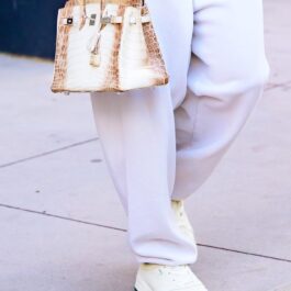 Geanta de culoare albă a lui Jennifer Lopez