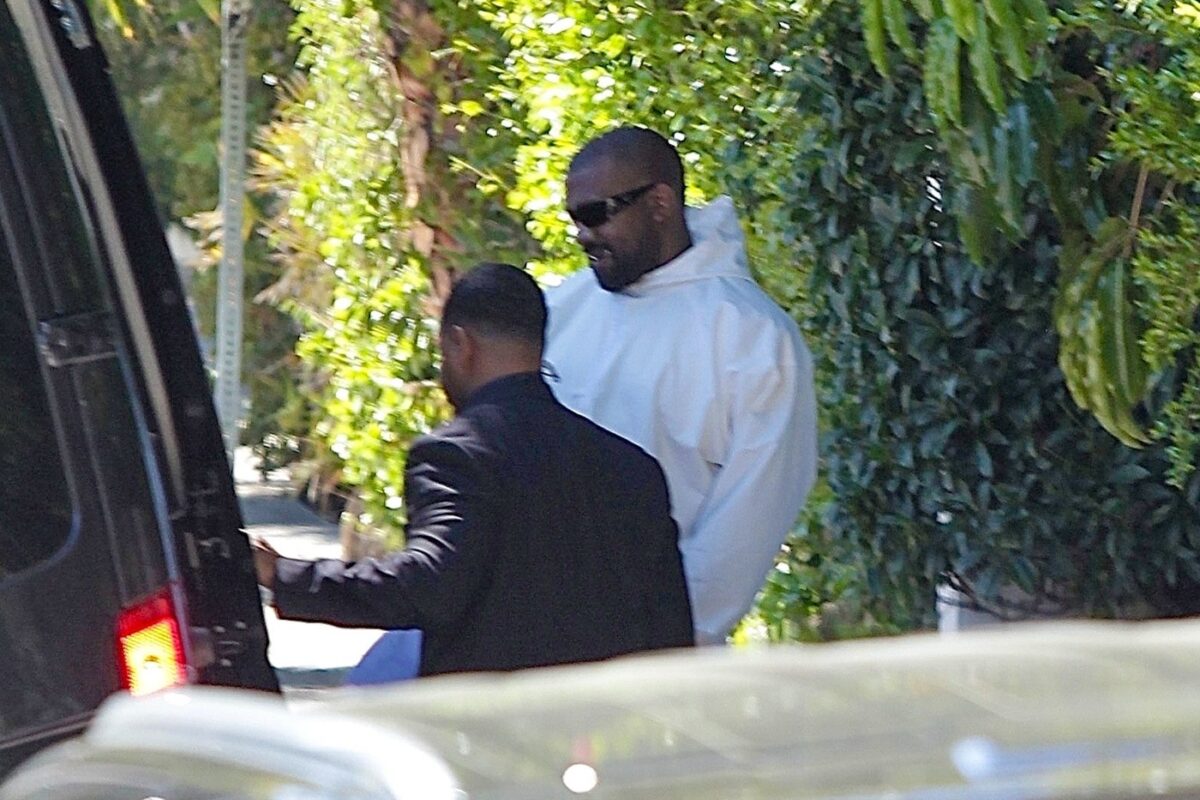 Kanye West în timp ce urcă într-o mașină