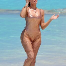 Khloe Kardashian, într-un costum de baie întreg, pe plajă