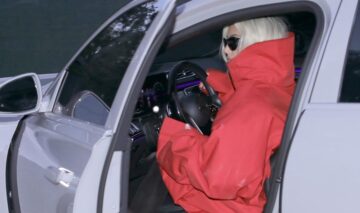 Kim Kardashian cu părul blond la volanul unei mașini gri