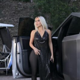 Kim Kardashian în timp ce poartă o ținută all black după ce și-a schimbat culoarea părului