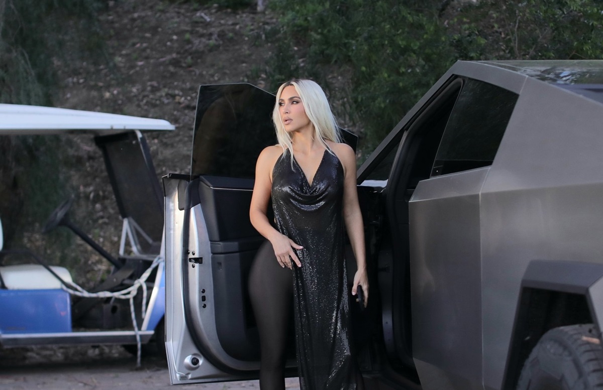 Kim Kardashian în timp ce poartă o ținută all black după ce și-a schimbat culoarea părului