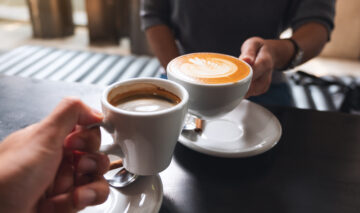 Femeie și bărbat care consumă cafeaua împreună