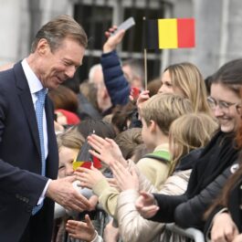 Marele Duce Henri discută cu fanii săi în Belgia