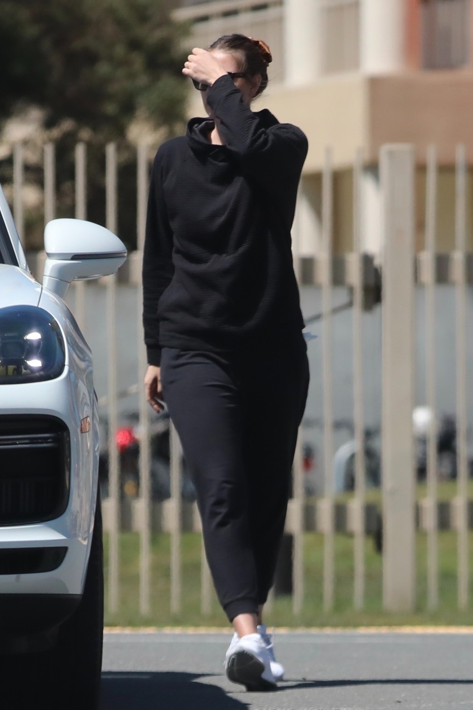 Maria Sharapova, într-un trening negru, la plimbare
