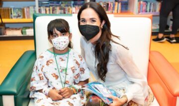 Meghan Markle cu amscă de protecție alături de o fetiță din spitalul de copii din Los Angeles
