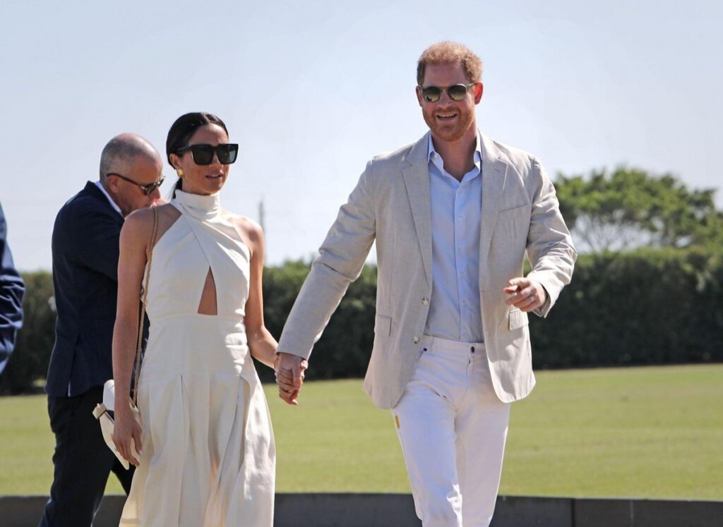Meghan Markle într-o ținută luxoasă în timp ce se ține de mână cu Prințul Harry