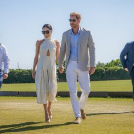 Prințul Harry și Meghan Markle în timp ce se țin de mână în Florida