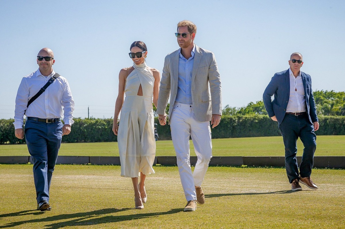 Prințul Harry și Meghan Markle în timp ce se țin de mână în Florida