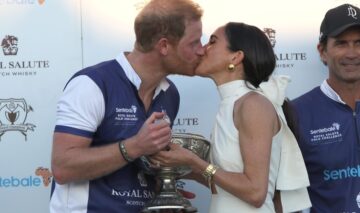 Meghan Markle și Prințul Harry în timp ce se sărută cu un trofeu de polo în brațe