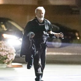 Mel Gibson în timp ce se plimbă pe stradă cu pantalonii rupți