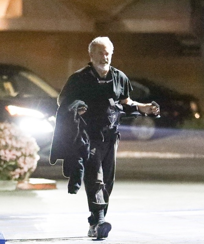 Mel Gibson în timp ce se plimbă pe stradă cu pantalonii rupți