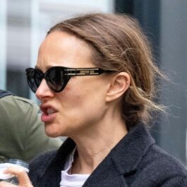 Natalie Portman în timp ce strigă la o persoană