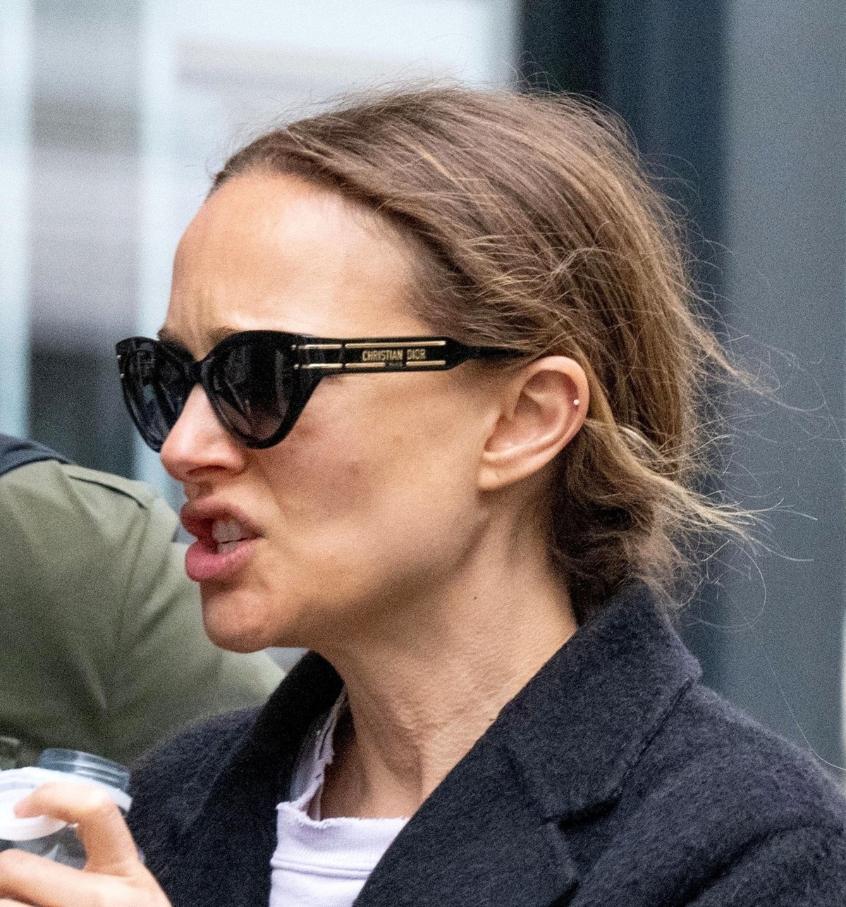 Natalie Portman în timp ce strigă la o persoană
