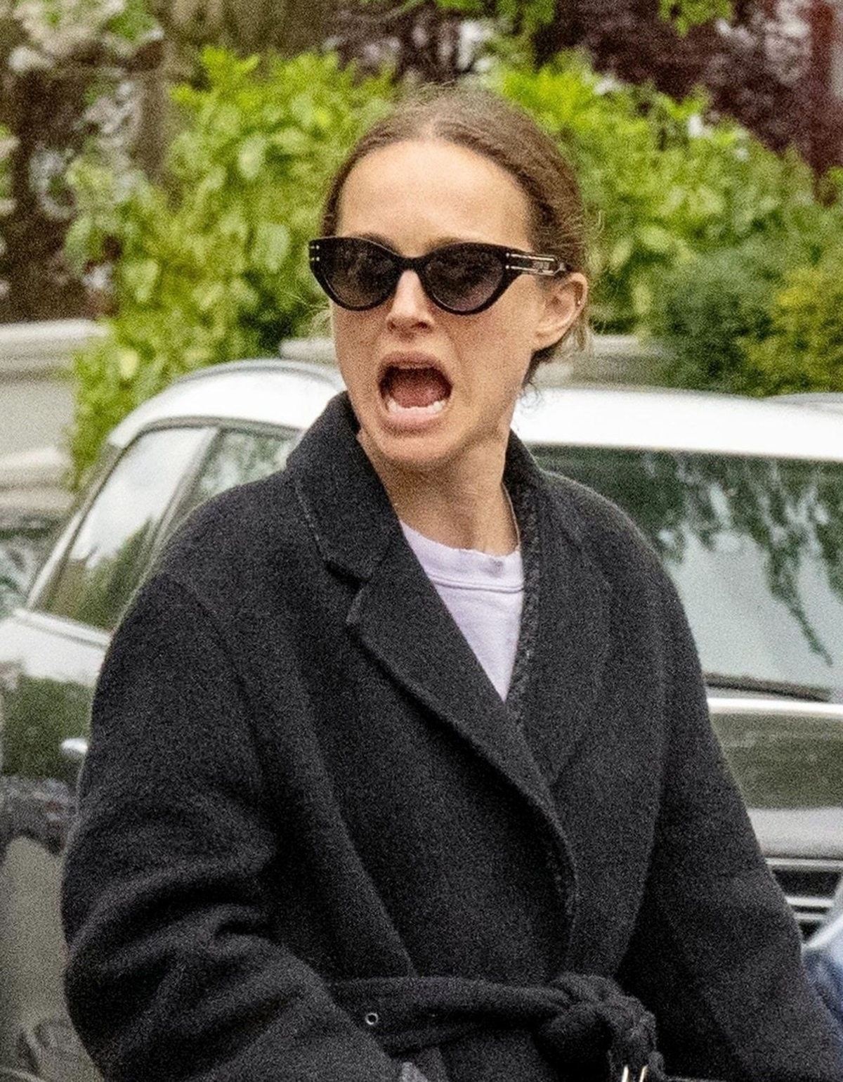 Natalie Portman surprinsă strigând pe străzile din Londra