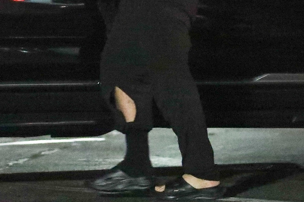 Fotografie cu picioarele lui Mel Gibson ilustrând pantalonii rupți ai actorului și o șosetă lipsă
