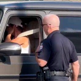 Polițistul vorbește cu modelul Gisele prin geamul mașinii