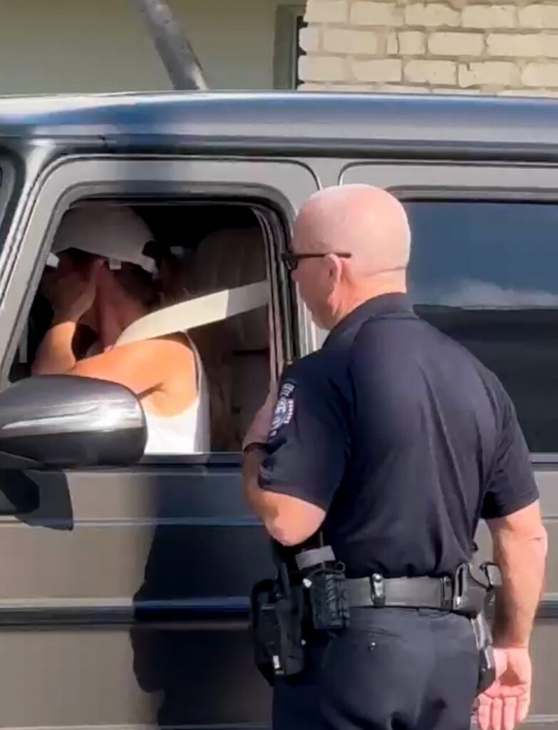 Polițistul vorbește cu modelul Gisele prin geamul mașinii