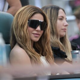 Shakira alături de un grup de prietene în timp ce privesc un meci de tenis