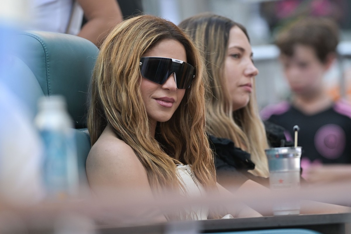Shakira alături de un grup de prietene în timp ce privesc un meci de tenis