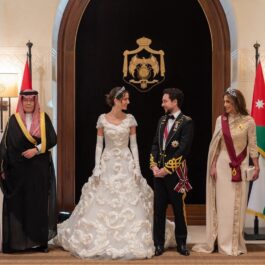 Prințesa Rajwa și Prințul Hussein al Iordaniei în timp ce se privesc în ziua nunții lor