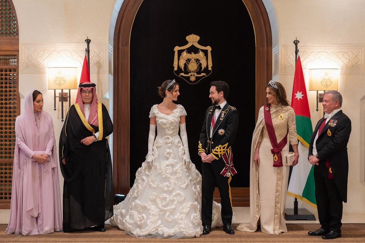Prințesa Rajwa și Prințul Hussein al Iordaniei în timp ce se privesc în ziua nunții lor