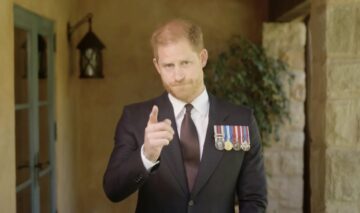 Prințul Harry într-un costum de gală în timp ce ține un discurs