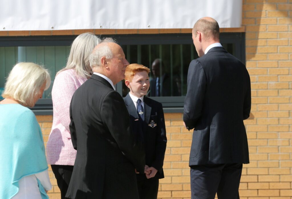 Prințul William, de vorbă cu un băiețel de la o școală