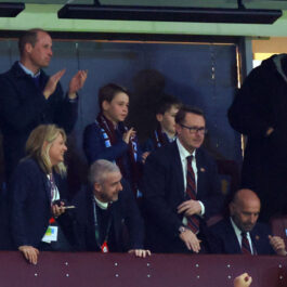 Prințul William aplaudă în picioare la un meci de fotbal