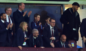 Prințul William aplaudă în picioare la un meci de fotbal